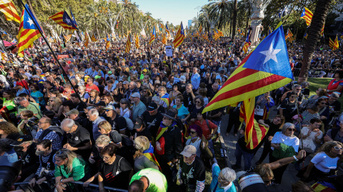 Milers de persones participen a la concentració per commemorar el cinquè aniversari de l'1-O a l'Arc de Triomf.