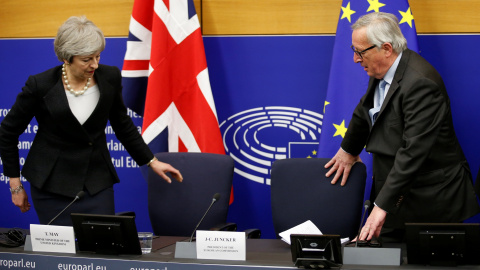 La primera ministra británica, Theresa May, y el presidente de la Comisión Europea, Jean-Claude Juncker, a su llegada a la rueda de prensa en Estrasburgo en la que explicaron su último acuerdo sobre el brexit. REUTERS/Vincent Kessler