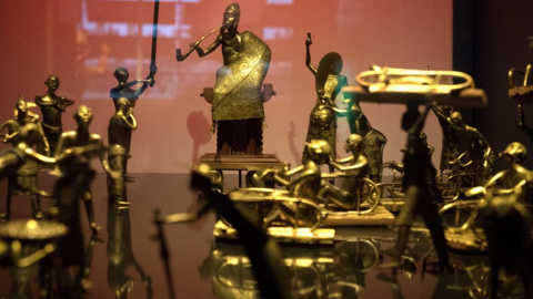 Objetos en exhibición en París en el Museo de Quai Branly- Jacques Chirac, que posee setenta mil piezas provenientes de África subsahariana .-GERARD JULIEN / AFP