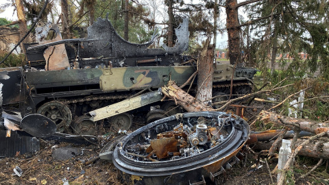 01/10/2022 Un vehículo militar ruso destruido en la región ucraniana de Járkov