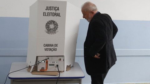 El exmandatario brasileño Luiz Inácio Lula da Silva llega a votar hoy, en Sao Paulo (Brasil). Los colegios electorales de Brasil abrieron este domingo para las elecciones presidenciales, legislativas y regionales, en las que Lula aparece como favorito e