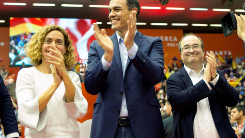 El presidente del Gobierno Pedro Sánchez (c), la candidata al Congreso y ministra Meritxell Batet (i) y el primer secretario del PSC Miquel Iceta (d), en el mitin central de los socialistas catalanes en Barcelona. EFE/ Quique García