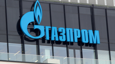 El logotipo de Gazprom se ve en una sucursal de la empresa estatal rusa en San Petersburgo.