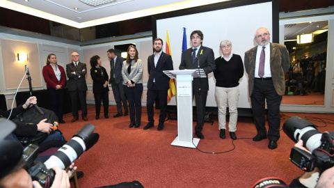 06/12/2017 Carles Puigdemont flanqueado por Meritxell Serret, Antoni Comin, Clara Ponsati y Lluis Puig el 6 de diciembre de 2017 en Bruselas | AFP/ Emmanuel Dunand