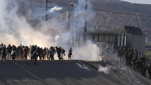 25/11/2018.- Vista de gases lacrimógenos que la policía fronteriza utiliza para evitar que grupos de personas crucen hoy, la garita El Chaparral, de la ciudad de Tijuana, en el estado de Baja California (México). Un grupo de migrantes de la caravana de