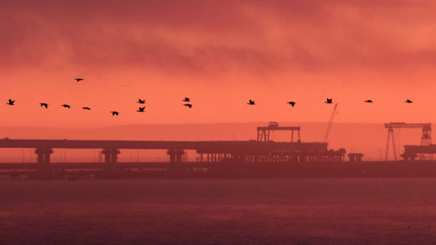 Un puente en el estrecho de Kerch, este lunes. REUTERS/Pavel Rebrov