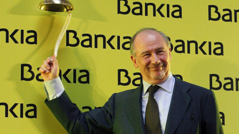 Rodrigo Rato toca la campana de la salida a bolsa de Bankia en julio de 2011. EFE