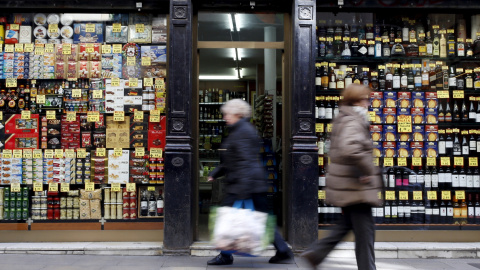 Varias personas pasan por delante de una tienda de alimentación en el centro de Barcelona. REUTERS/Albert Gea