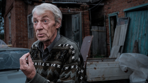 Volodímir, junto a su casa semi destruida por los proyectiles rusos, en la localidad de Tsyrkuny (Járkov). María Senovilla