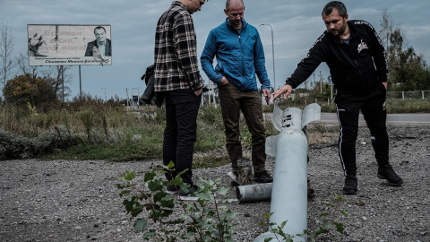 Un proyectil de grandes dimensiones clavado en el asfalto de la carretera que une Kharkiv capital con la localidad de Thyrkuny