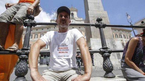 Hombre manifestándose por la ley sobre las vacunas. EFE