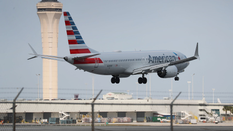 Boeing 737 Max 8 de American Airlines se eleva en el Aeropuerto Internacional de Miami, Florida | AFP/ Joe Raedle