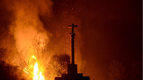 3/10/22 Un cruceiro rodeado por las llamas en un incendio forestal en la comarca de Valdeorras.