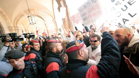 Mossos d'Esquadra tratan de impedir que los médicos de atención primaria que se concentran ante el Parlament, convocados por Médicos de Cataluña (MC), en la tercera jornada de huelga para exigir mejoras asistenciales y laborales en el sistema de salud