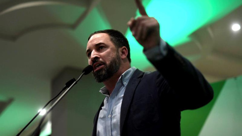 20/11/2018.- El presidente de Vox, Santiago Abascal, durante el mitin celebrado esta noche en Córdoba con motivo de las elecciones andaluzas ante más de medio millar de simpatizantes. EFE/Rafa Alcaide