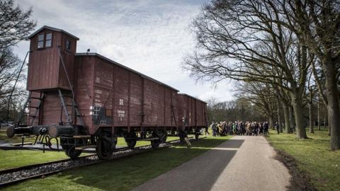 28/11/2018.- Fotografía de archivo que muestra dos vagones de carga de un tren de la II Guerra Mundial en el centro conmemorativo de Hooghalen, Holanda, el 12 de abril de 2015. La compañía ferroviaria holandesa NS pagará una compensación a supervivie