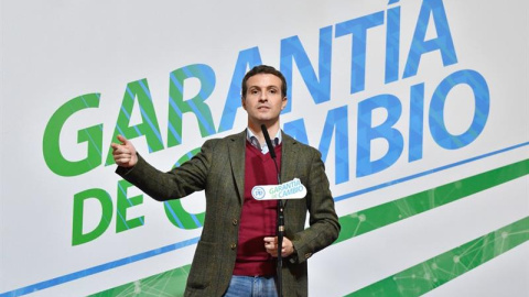 El presidente del Partido Popular, Pablo Casado , durante su intervención en un encuentro con simpatizantes en el municipio almeriense de Roquetas de Mar. /EFE