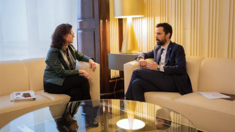 La vicepresidenta del Gobierno, Carmen Calvo, junto al president del Parlament, Roger Torrent. (EFE)