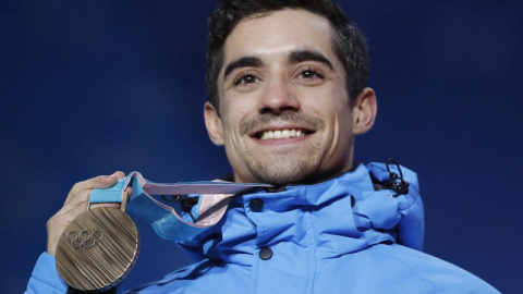 El patinador Javier Fernández posa con la histórica medalla de bronce olímpica. (EP)