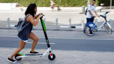 Ayer jueves, una mujer que conducía un patinete eléctrico fue atropellada por un camión - EFE