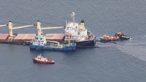 01/09/2022-El dispositivo desplegado en torno al granelero 'OS 35', el buque que colisionó en la noche del lunes en la Bahía de Algeciras y que permanece varado frente a la cara este de Gibraltar, ha comenzado esta tarde los trabajos de bombeo para extr