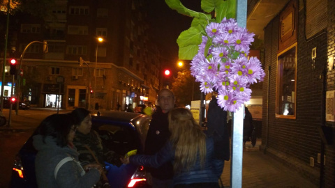 Varios activistas colocan flores en la puerta del edificio donde Alicia se suicidó el pasado lunes.- PAH MADRID