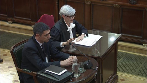 Captura de la señal del Tribunal Supremo con la declaración de Josep Lluís Trapero, jefe de los Mossos d'Esquadra durante el 1-O, y su abogada, Olga Tubau (d). /EFE