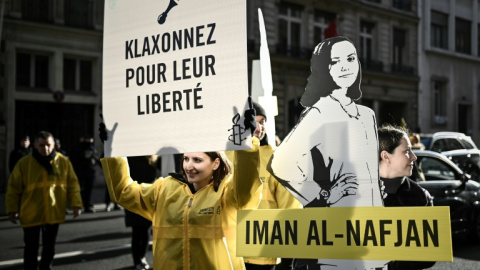 Manifestantes frente a la embajada de Arabia saudita en París esgrimen pancartas en apoyo a las activistas | AFP/ Philippe López