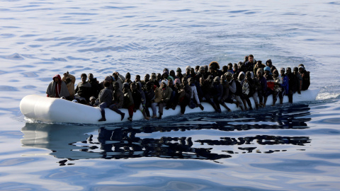 Migrantes en un bote de goma en el Mar Mediterráneo. / REUTERS