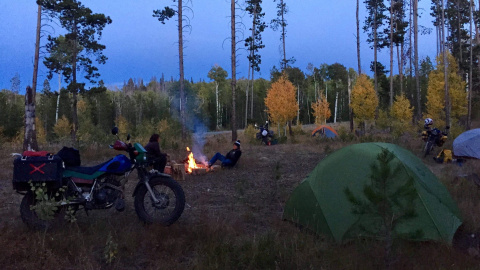 Imagen de un momento de la vuelta al mundo femenina en moto.