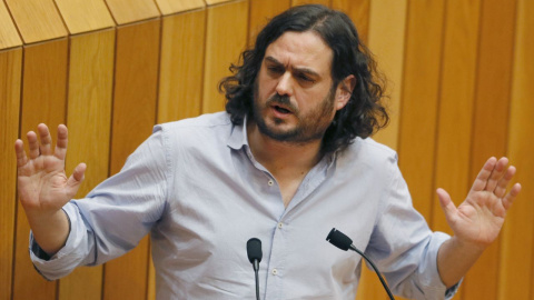 Antón Sánchez, responsable de Anova, en la tribuna del Parlamento de Galicia | EFE