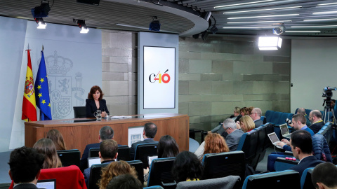 La vicepresidenta del Gobierno, Carmen Calvo, en rueda de prensa posterior a la reunión del Consejo de Ministros, en el Palacio de la Moncloa. EFE/Ángel Díaz