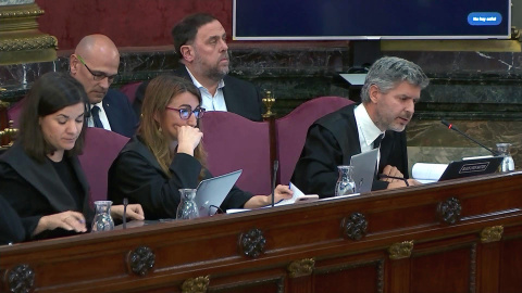 Andreu Van Den Eyden, abogado de Oriol Junqueras y Raül Romeva (sentados detrás de él), durante la sesión del juicio del procés, con la declaración como testigo del número dos del operativo de la Guardia Civil que lideró la investigación sobre lo