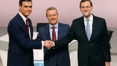 El presidente del Ejecutivo, Mariano Rajoy, y el líder del PSOE, Pedro Sánchez, candidatos a la presidencia del Gobierno para las elecciones generales del 20-D, se saludan en presencia del presidente de la Academia de Televisión y moderador del debate,