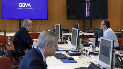 Los periodistas siguen desde la sala de prensa la intervención del expresidente de Sacyr, Luis del Ribero, en el turno de palabra durante la junta de accionistas del BBVA. EFE/ Luis Tejido