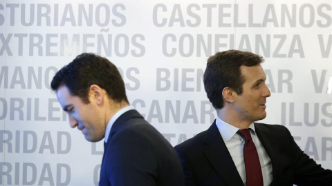 El presidente y el secretario general del PP, Pablo Casado y Teodoro García Egea (i), durante la Junta Directiva Nacional del partido celebrada este lunes en la sede de la calle Génova, en Madrid. EFE/Javier Lizón