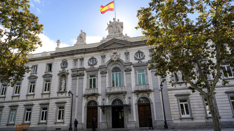 Un agente de policía frente al Tribunal Supremo en Madrid. /  REUTERS -JUAN MEDINA