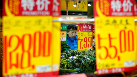 Una mujer selecciona verduras en un supermercado en Pekín. REUTERS / Jason Lee