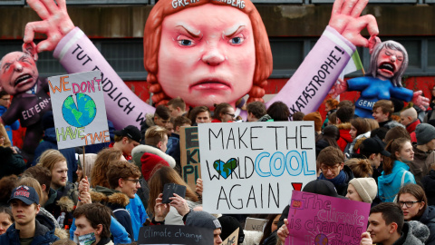 Los estudiantes usan una carroza de carnaval que representa a la activista ambiental sueca Greta Thunberg durante una huelga para exigir acciones contra el cambio climático en Dusseldorf, Alemania. / Reuters