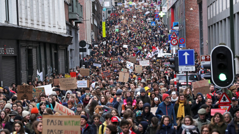 Los manifestantes toman las calles de Bruselas en protesta contra el cambio climático. / Reuters