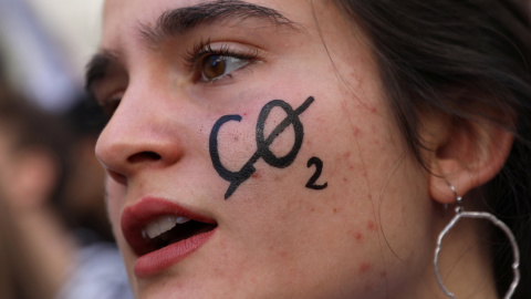 Una joven denuncia los efectos del cambio climático en Madrid. / Reuters