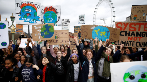 En Londres, los manifestantes participan en la protesta contra el cambio climático, organizada por el movimiento 'YouthStrike4Climate'. / Reuters