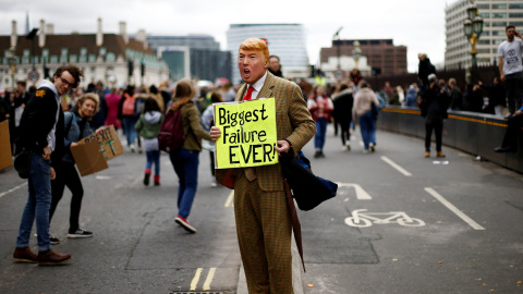 Un manifestante, con una máscara que representa al presidente de los EEUU Donald Trump, participa en la protesta de Londres. / Reuters