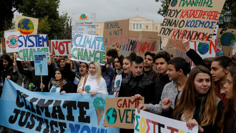 Los estudiantes de Atenas participan en la protesta contra el cambio climático. / Reuters