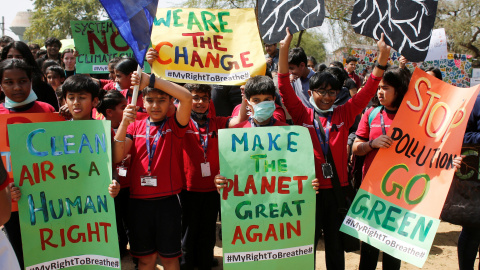 Los estudiantes de India sostienen pancartas mientras participan en una protesta mundial contra el cambio climático. / Reuters