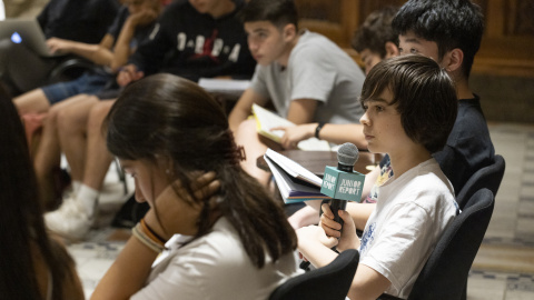 Un grup d'alumnes durant una activitat periodística.