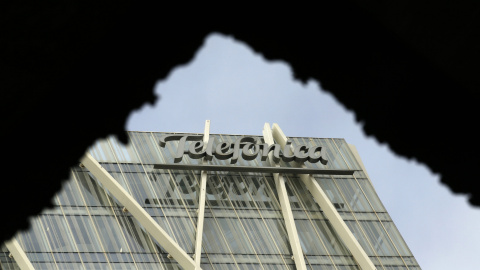 El logo de Telefónica en lo alto del edificio de su sede en Barcelona. REUTERS/Albert Gea