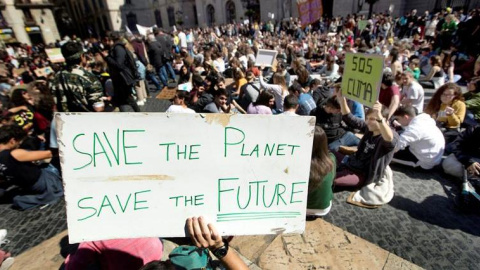 Centenars d'estudiants de secundària i universitaris s'han manifestat pel centre de Barcelona per reclamar mesures contra el canvi climàtic. EFE/Marta Pérez