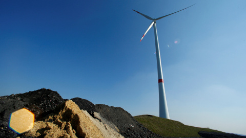 Un aerogenerador para generar electricidad junto al vertedero Brinkfortsheide, cerca de la ciudad alemana de Marl, en el área del Ruhr. REUTERS / Ralph Orlowski