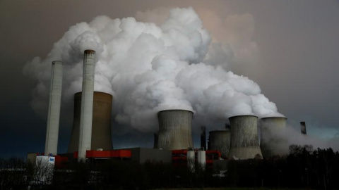 El vapor se eleva desde las torres de enfriamiento de la central de carbón de RWE, en Niederaussem, al noroeste de Colonia, Alemania. REUTERS / Wolfgang Rattay